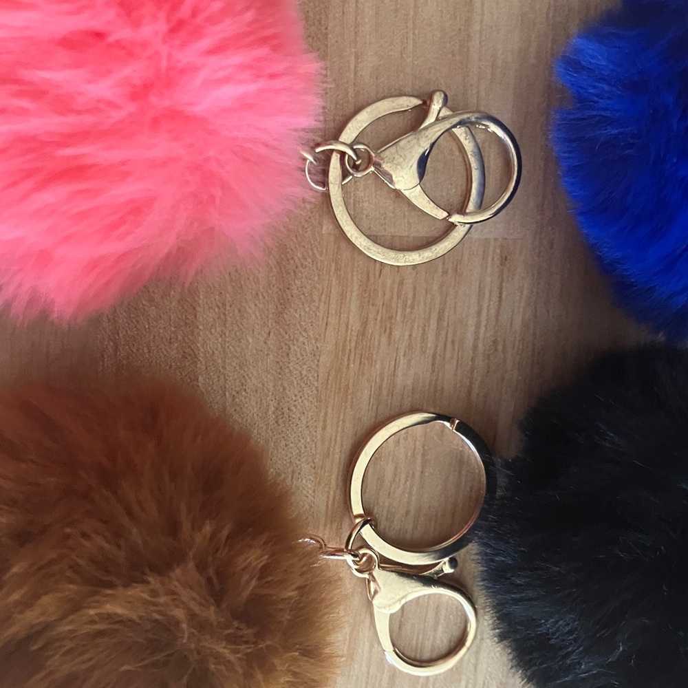 🔥PICK ONE 🔥 Small Size Fluffy Pom Pom Keychain - Picture 3 of 3